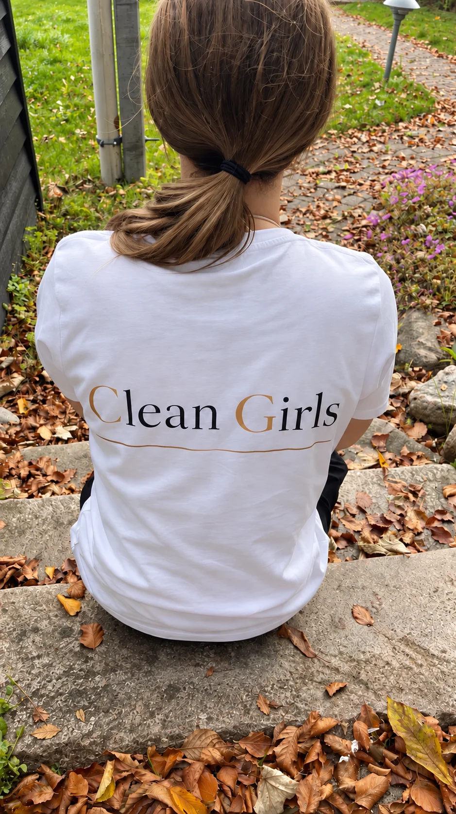 Medarbejder i Clean Girls’ hvide arbejdstøj
