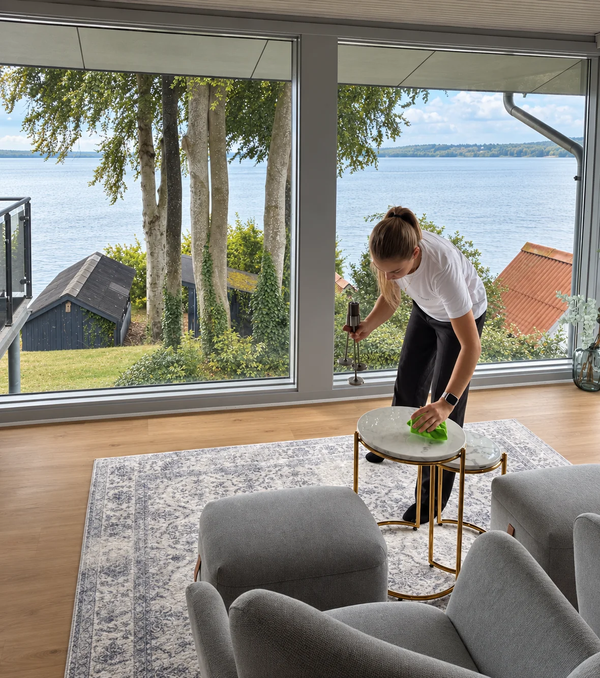 En medarbejder fra Clean Girls gør rent i en stue